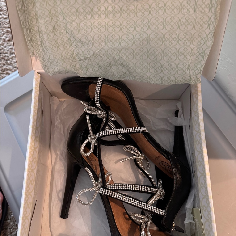 Daisy Fuentes Black and Silver Strappy Heels